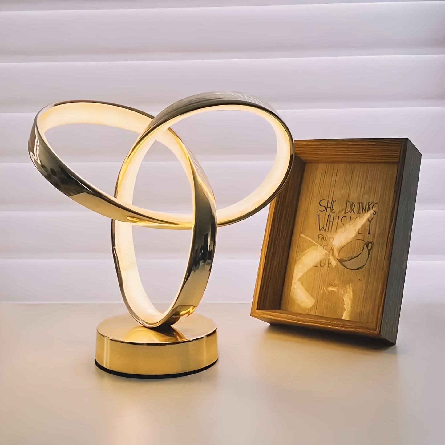 Lámpara de escritorio pequeña Golden Clover con alimentación USB