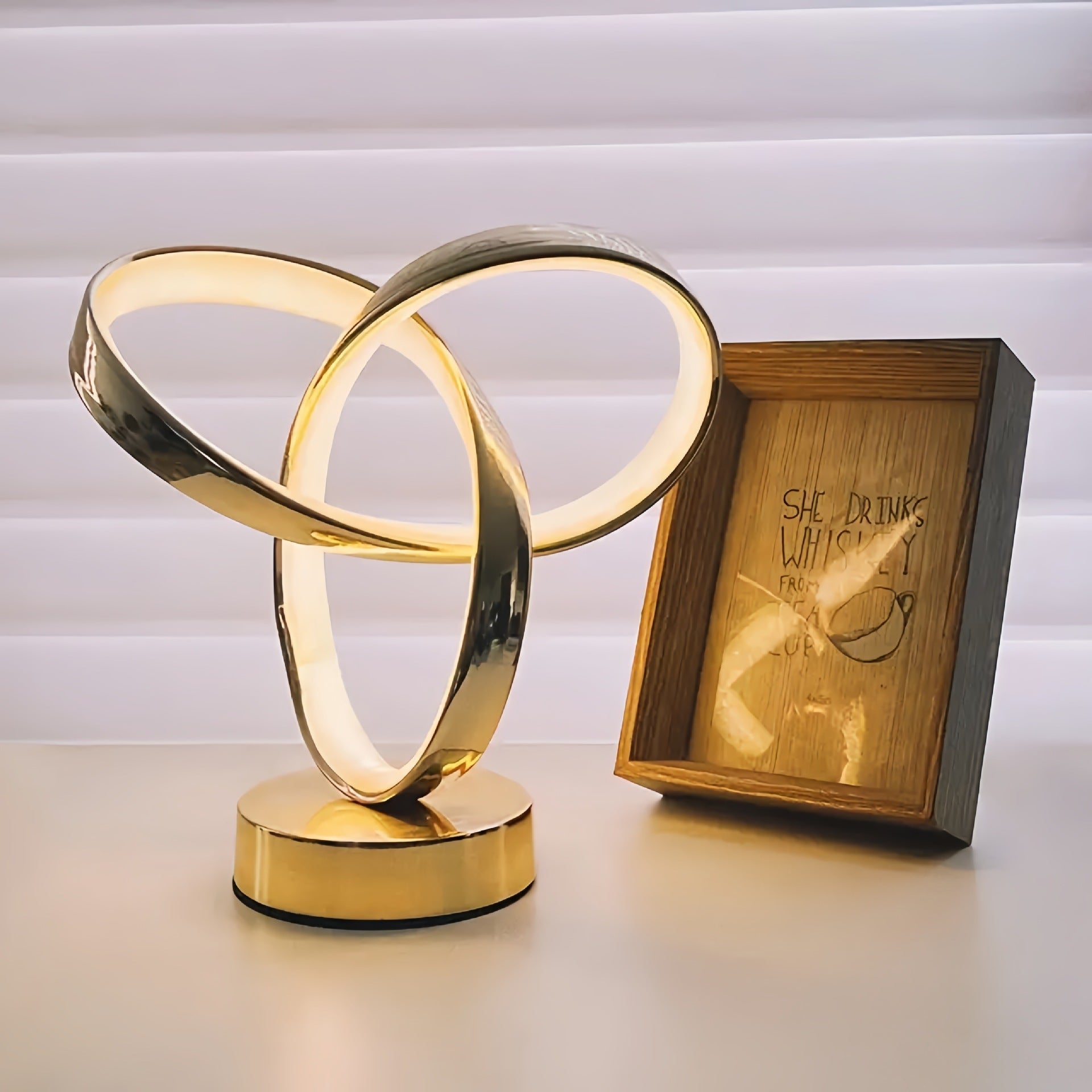 Lampada da scrivania piccola a forma di trifoglio dorato, alimentata tramite USB.