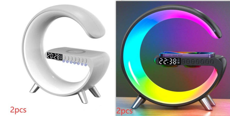 Nuova lampada LED intelligente a forma di G con altoparlante Bluetooth, caricabatterie wireless e controllo tramite app per camera da letto e arredamento domestico.